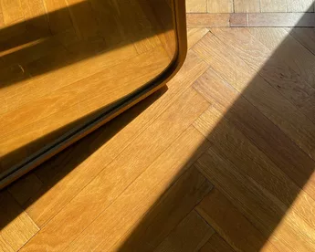 Afbeelding van een houten visgraat vloer